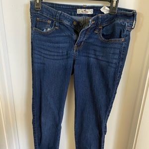Hollister dark wash denim jeans. Size5R, L31, W27